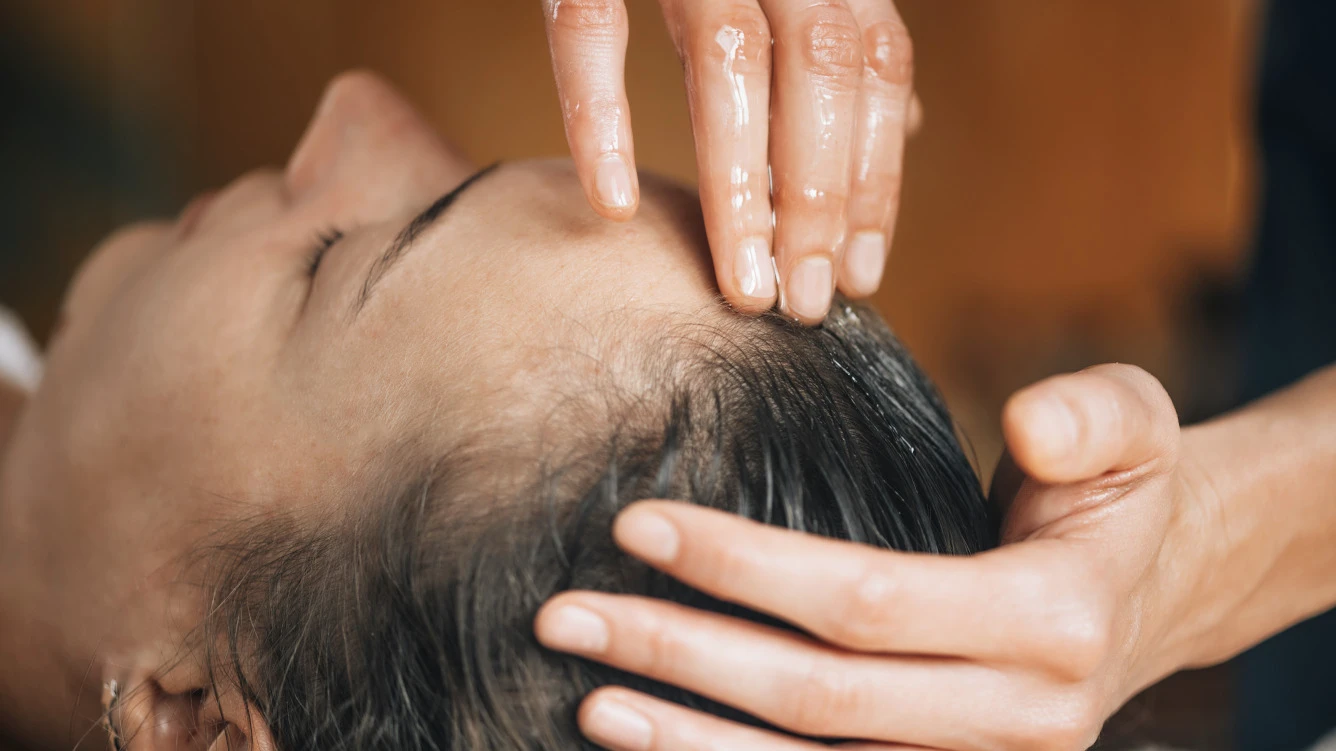 Eine Person erhält ein Kopfmassage-Behandlung Hände massieren die Kopfhaut mit Öl