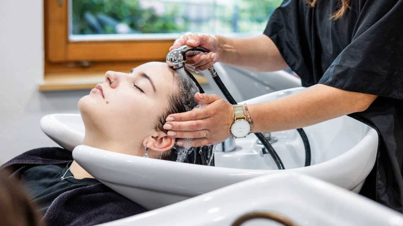 Eine Person erhält ein Kopfmassage-Behandlung Hände massieren die Kopfhaut mit Öl