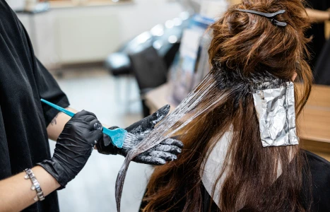 Lange gewellte blondierte Haare einer Frau im Studio sanftes Licht