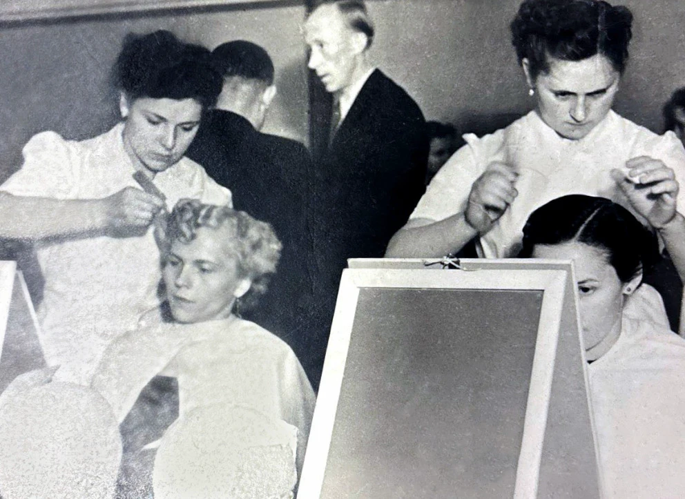 Ein Schwarz-Weiß-Bild zeigt zwei Frauen die an Haaren arbeiten